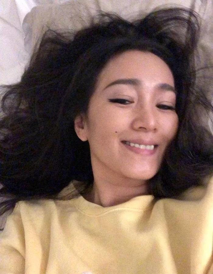 不管和谁合影，都没输过阵。▼