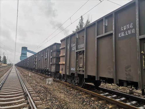 大秦铁路煤运专线列车&nbsp; 时代周报记者摄