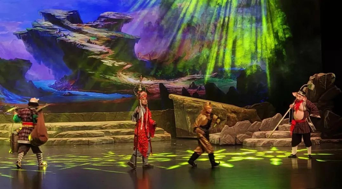 △海口湾演艺中心上演童话剧《孙悟空三打白骨精》。