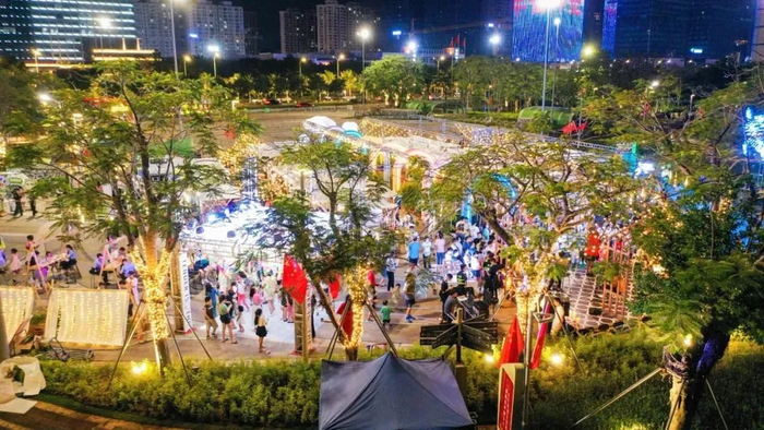 △海口日月广场推出的“夜色日月(Yes! Mova!)”主题市集活动上，有充满个性的摊主、琳琅满目的商品、不期而遇的可爱画面……在这里，用热爱解锁美好生活的多种可能。