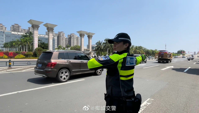 △国庆假期期间，海口交警在各大路段巡逻指挥。