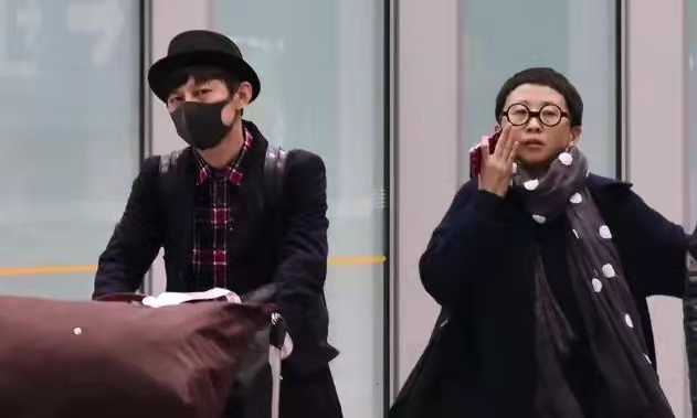 何炅妻子王菁正面照被曝光,与何炅一同出机场,力破感情不和传闻