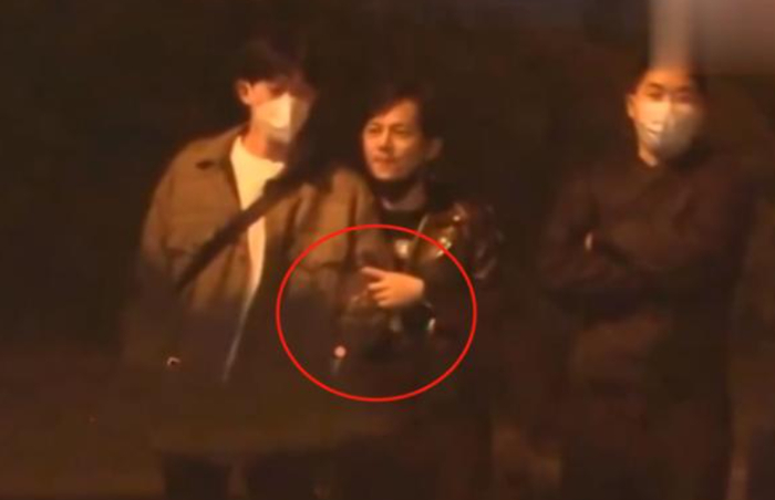 何炅妻子王菁正面照被曝光,与何炅一同出机场,力破感情不和传闻