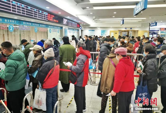 资料图：民众在门诊大厅排队挂号。（图文无关） 汤彦俊 摄