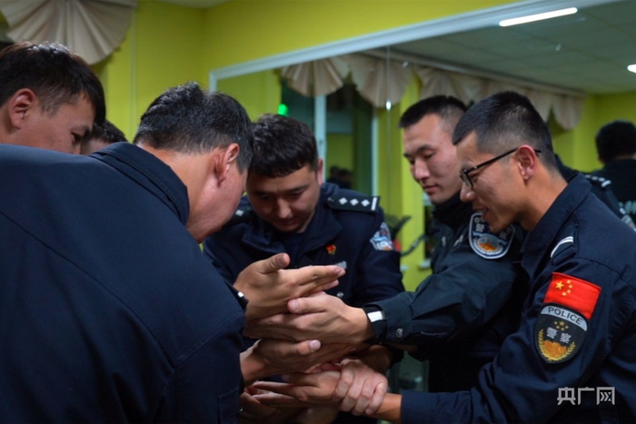 正在进行团体游戏。央广网发