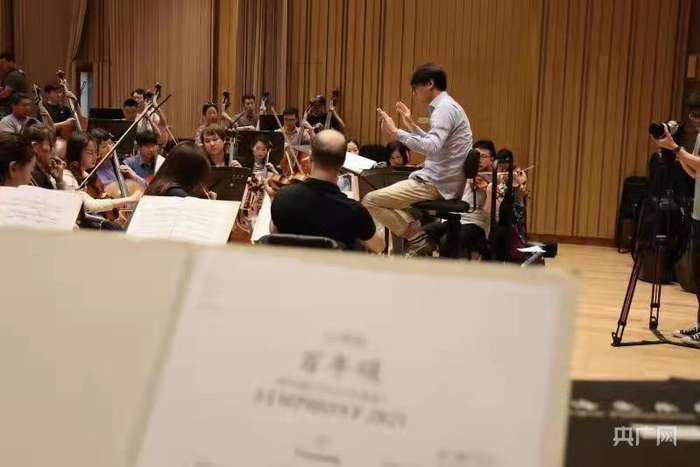 上海爱乐乐团排练大型交响曲《百年颂》（央广网发 上海爱乐乐团供图）