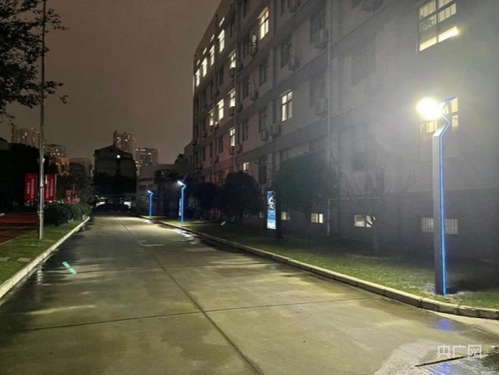 改造后的太阳能路灯（央广网发 田恬摄）
