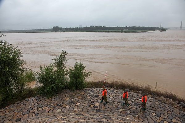 2021年10月6日，山东济南，黄河河务局基层防汛技术人员正在进行工程巡查值守。人民视觉&nbsp; 图