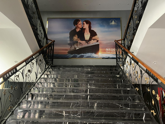 “海洋之心”内四处都挂着电影《泰坦尼克号》海报。