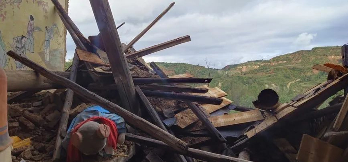 吕梁市“县保”成家坡药王庙坍塌