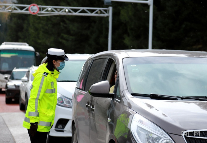 喀纳斯景区公安局女交警贾文娟在指挥疏导车辆。央广网发