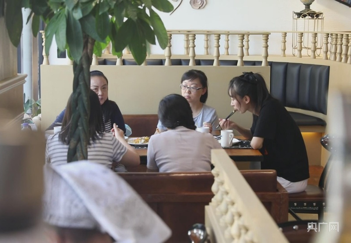 顾客正在“和田食堂”就餐。央广网发