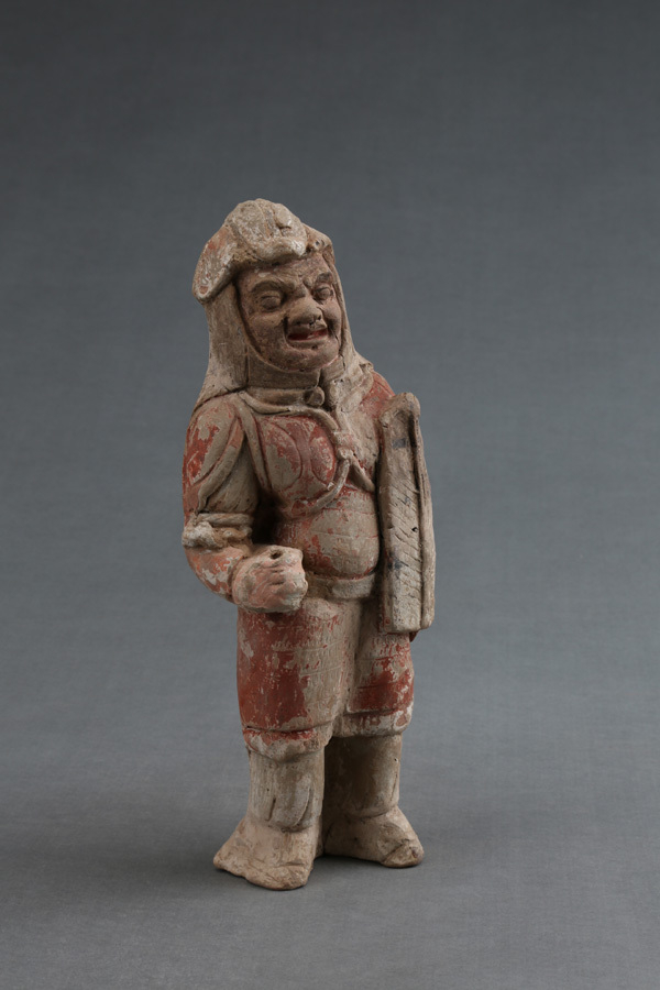 豆卢整夫妇合葬墓出土的持盾武士俑（央广网发 陕西省考古研究院供图）