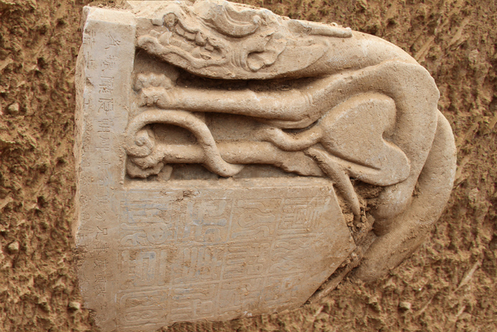 豆卢恩碑首出土现场（央广网发 陕西省考古研究院供图）