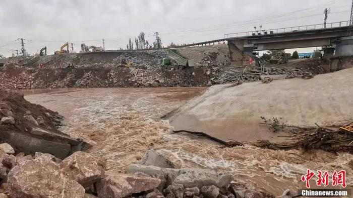 受强降雨影响被冲毁路基的南同蒲铁路抢修现场。张云 摄
