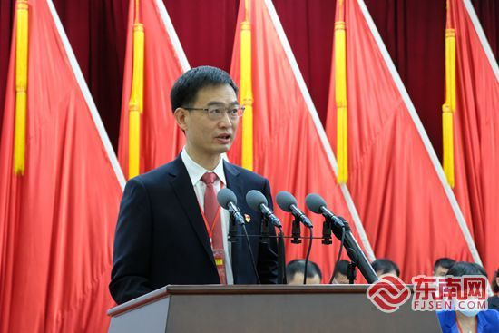 7月26日，黄春辉代表中共石狮市第七届委员会向大会报告工作。