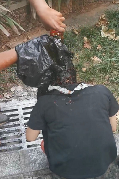 PK失败，主播被泼辣椒酱作为惩罚。人民网 黄钰摄