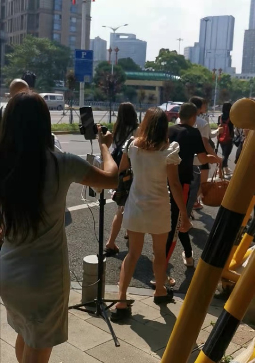 主播们仓皇转移。人民网 黄钰摄