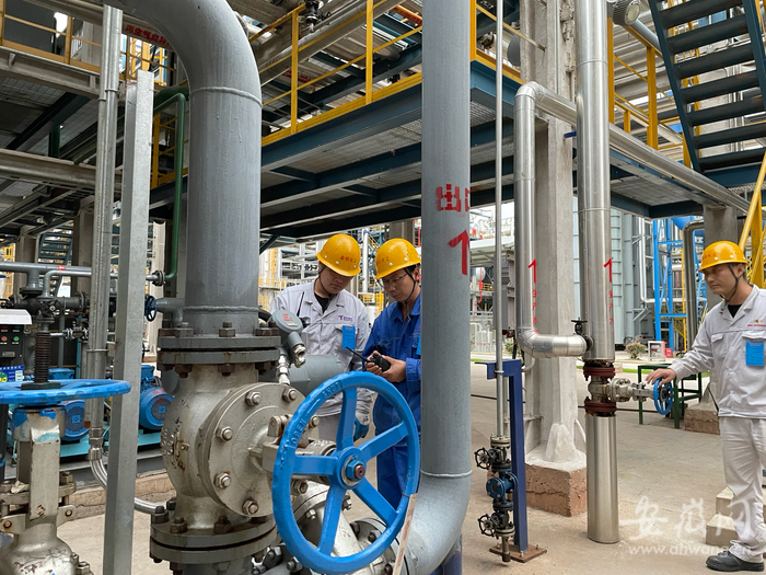 工作人员正在车间内工作