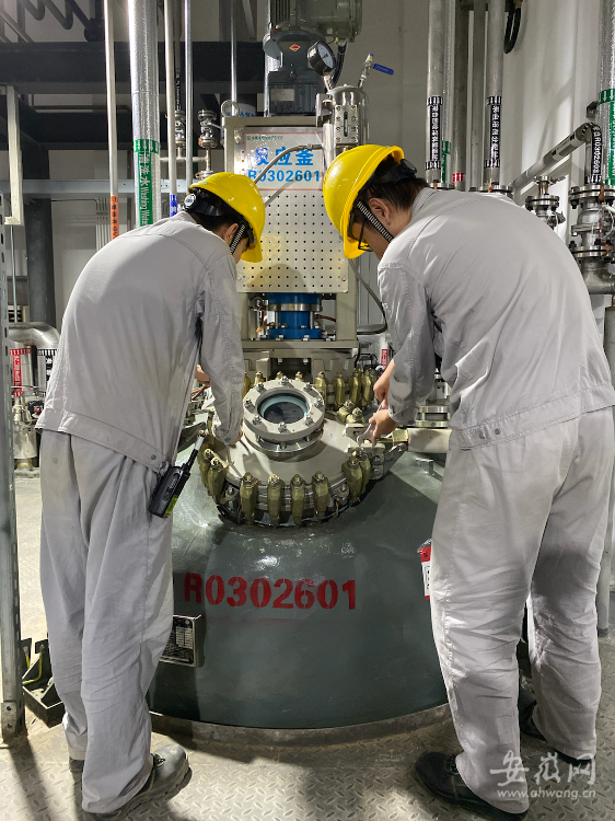 车间内，工作人员正在调制设备