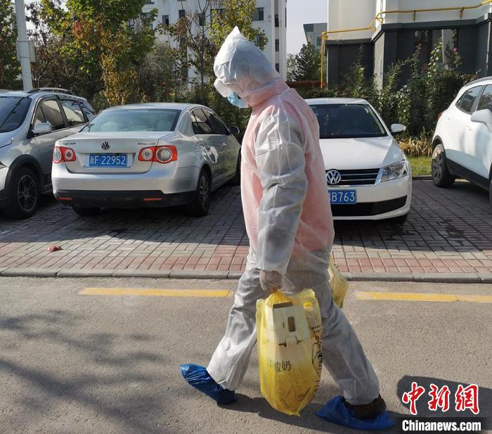 为居家群众配送生活物资。　李惠 摄