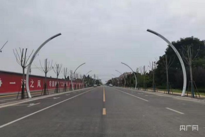 振兴路柏油路（央广网发 通讯员供图）