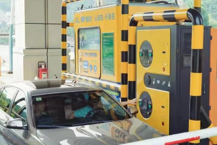 车辆通过现场（央广网发 浙江省交通集团高速公路金华管理中心供图）