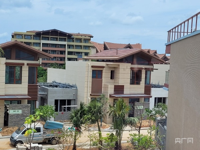 正在加建的别墅 央广网记者 徐培培 摄