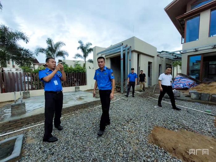 执法局工作人员现场调查 央广网记者 徐培培 摄