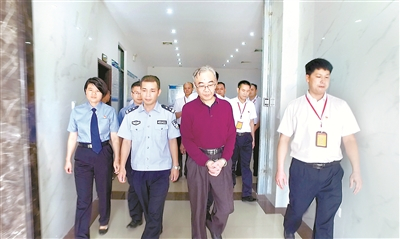 来宾市纪委监委将来宾市人民医院原院长周方涉嫌犯罪问题移送检察机关审查起诉。 （图片来源：中央纪委国家监委网站视频截图）