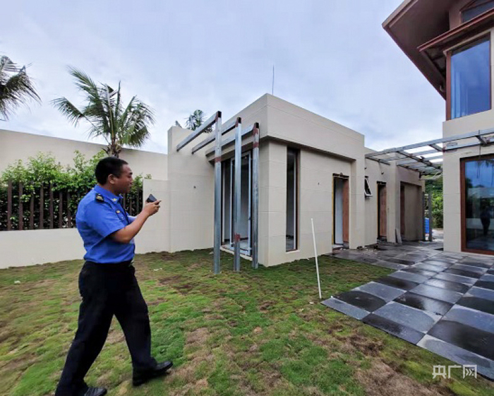 执法局工作人员现场调查 央广网记者 徐培培 摄