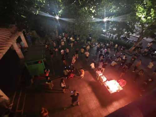 夜晚，直播人群仍未散去。人民网 黄钰摄