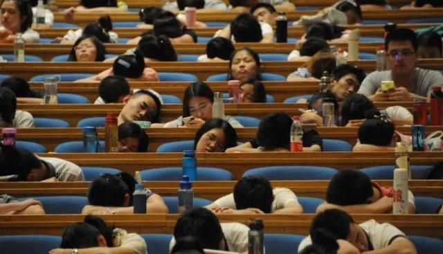 大学生课堂睡觉,老师依然淡定讲课,是老师不负责还是学生懒惰