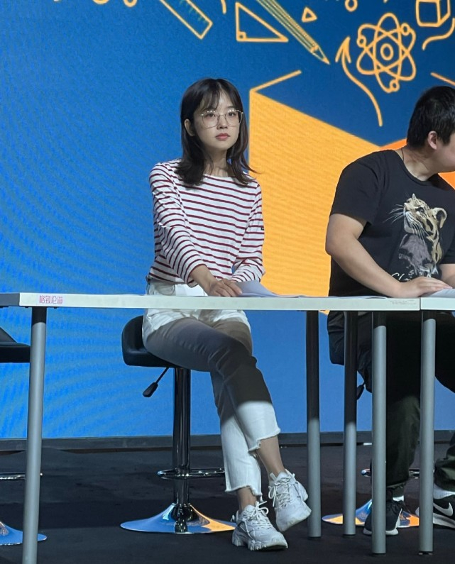 王冰冰穿衣值得学习!简洁干练又不失气场,日常通勤照着穿准没错|款式|身材|长袖|身高|女神_新浪新闻
