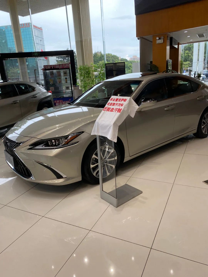 ▲受害车主在深圳深业4S店维权