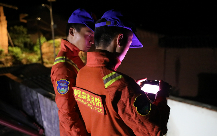 杨翔宇及队员24小时不间断追踪监测象群。受访者供图