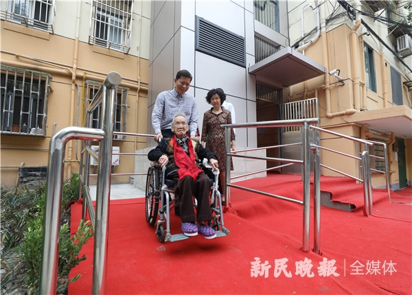 图说：今天上午，长桥四村103岁的金阿婆终于坐电梯下楼了。