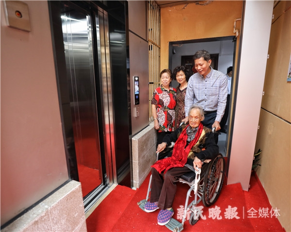图说：百岁老人生日实现“电梯梦”。新民晚报记者 张龙 摄（下同）