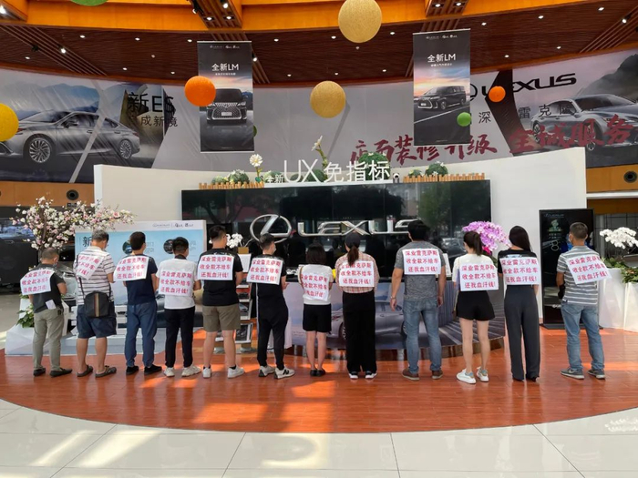 ▲受害车主在涉事4S店维权