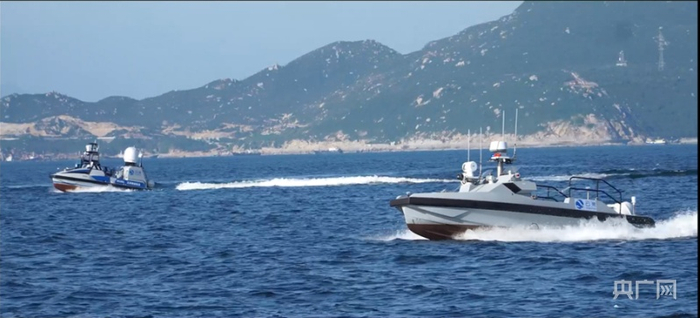 无人艇发现“入侵目标”，联动预警并高速抵近目标区域。（央广网发）