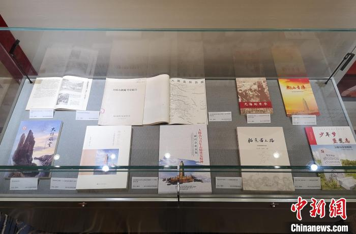 大陈岛垦荒相关书籍 范宇斌 摄