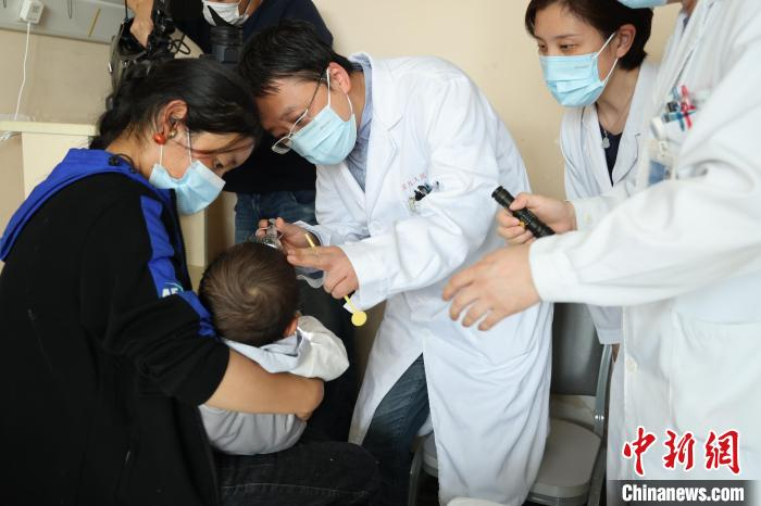 来自西藏自治区的先天性唇腭裂患者入住上海交通大学医学院附属第九人民医院口腔颅颌面科病房。　奚佩荣 摄