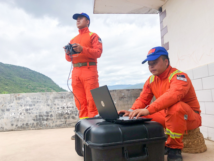 杨翔宇及队员24小时不间断追踪监测象群。受访者供图