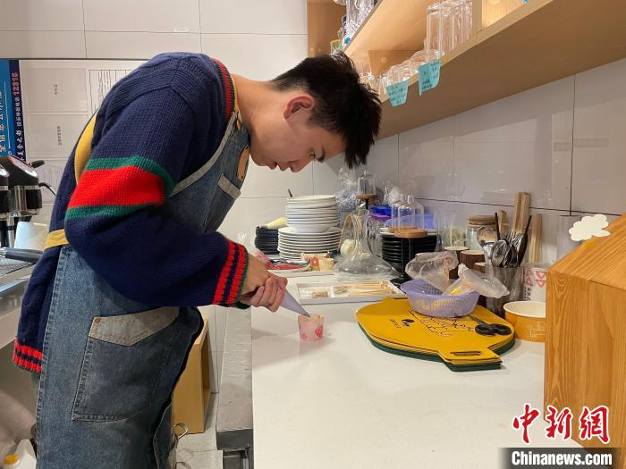 贾文彬正在为宠物做杯子蛋糕。　祝欢 　摄