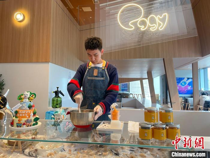 贾文彬为下午的营业做准备。　祝欢 　摄