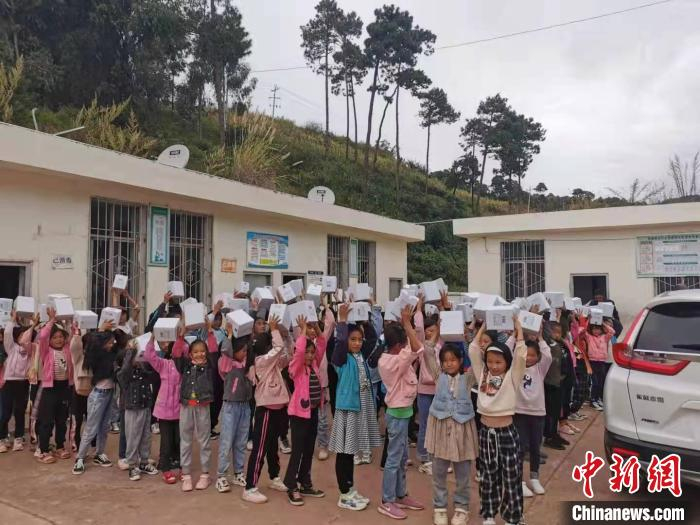 孩子们收到马克笔。　毛福东 摄