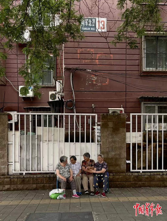 &nbsp;&nbsp;&nbsp;&nbsp;今年8月的一个傍晚，北京东三环辅路人行道上，四位女士挤在一张长椅上聊天。&nbsp;中青报·中青网记者&nbsp;郑萍萍/摄