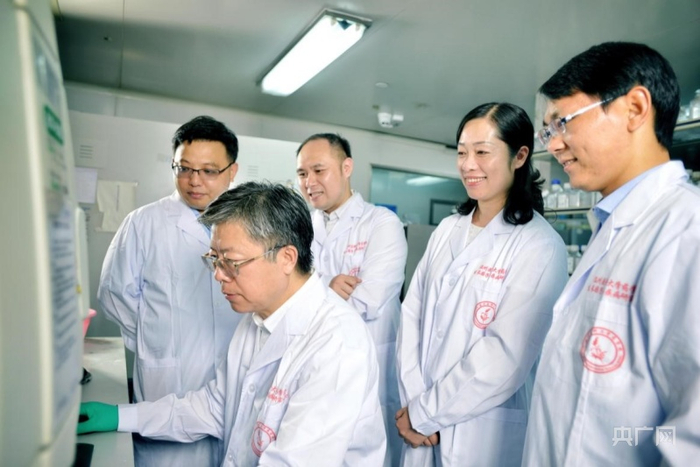  李校堃与团队主要成员（央广网发 温州医科大学供图）