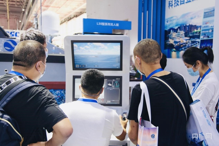 航展观众在云洲智能展位了解产品，进行互动体验。（央广网发）