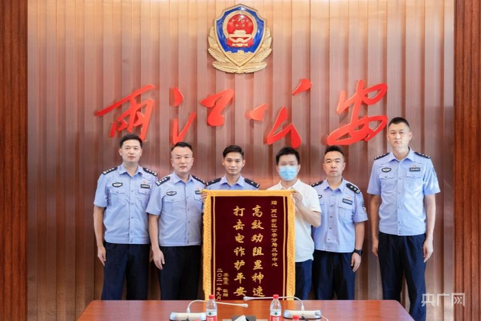 李女士送锦旗感谢（央广网发 两江新区公安分局供图）